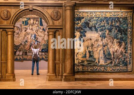 FÜHRUNG MIT MASKE DES INTERNATIONALEN TAPISSEMUSEUMS, AUBUSSON, CREUSE, FRANKREICH Stockfoto