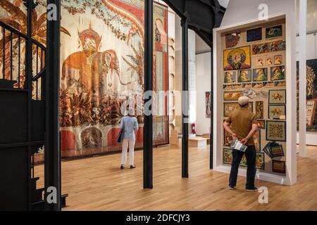 FÜHRUNG MIT MASKE DES INTERNATIONALEN TAPISSEMUSEUMS, AUBUSSON, CREUSE, FRANKREICH Stockfoto