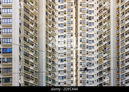 Nahaufnahme eines dicht besiedelten Wohnhauses in Hongkong, China Stockfoto