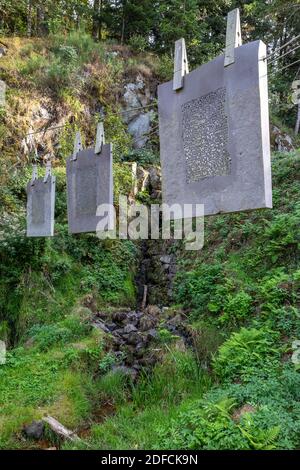 SUSPENDRE, HÄNGEARBEITEN IM HERZEN DER NATUR VON DEM KÜNSTLER THIERRY COURTADON, BILDHAUER VON LAVASTEIN, VEYGOUX HERRENHAUS, CHARBONNIERES-LES VARENNES, PUY-DE-DOME, AUVERGNE, FRANKREICH Stockfoto