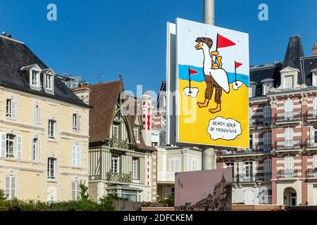 PLAKAT VON SAVIGNAC VOR DEN ALTEN GEBÄUDEN AUS DEM FRÜHEN 20. JAHRHUNDERT, TROUVILLE-SUR-MER, NORMANDIE, FRANKREICH Stockfoto