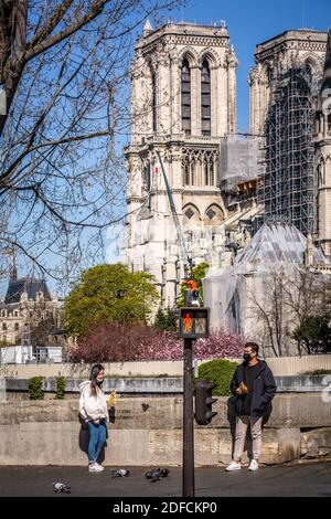 EINIGE CHINESISCHE TOURISTEN, DIE WÄHREND DER SPERRE VOR DER KATHEDRALE NOTRE DAME MASKIERT SIND, PONT DE L'ARCHEVECHE BRÜCKE, PARIS, 1. ARRONDISSEMENT, ILE-DE-FRANCE Stockfoto