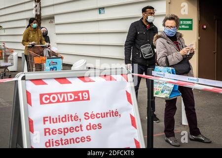 EINKAUFEN WÄHREND DER COVID-19 PANDEMIE IM LECLERC SUPERMARKT IN VITRY SUR SEINE, VAL DE MARNE (94), ILE DE FRANCE Stockfoto