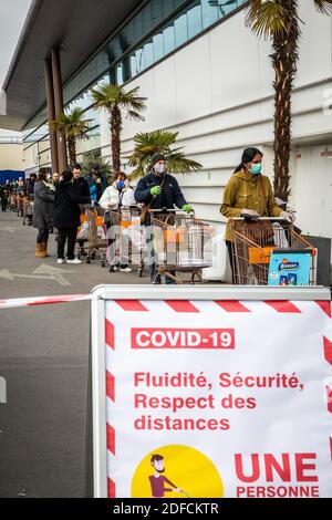 EINKAUFEN WÄHREND DER COVID-19 PANDEMIE IM LECLERC SUPERMARKT IN VITRY SUR SEINE, VAL DE MARNE (94), ILE DE FRANCE Stockfoto