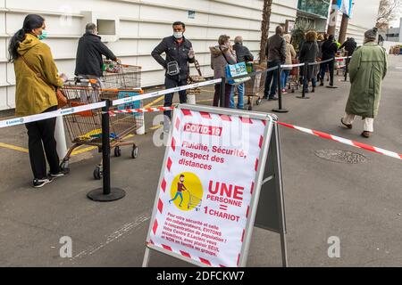 EINKAUFEN WÄHREND DER COVID-19 PANDEMIE IM LECLERC SUPERMARKT IN VITRY SUR SEINE, VAL DE MARNE (94), ILE DE FRANCE Stockfoto