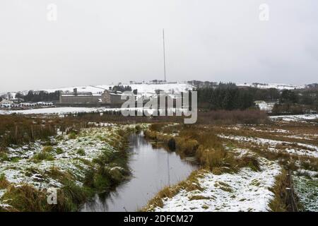 Princetown, Dartmoor, Devon, Großbritannien. Dezember 2020. Wetter in Großbritannien. Schnee bedeckt den Boden rund um das Dartmoor Gefängnis in Princetown in Devon an einem kalten winterlichen Morgen. Bild: Graham Hunt/Alamy Live News Stockfoto