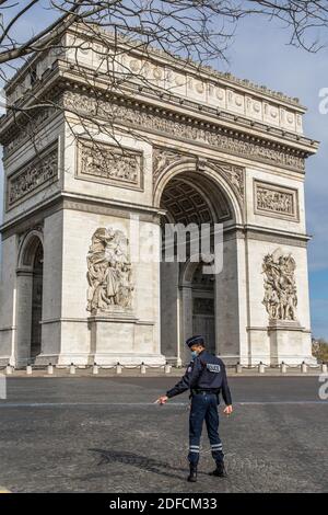 DIE NATIONALE POLIZEI ÜBERPRÜFT DIE PERSÖNLICHE ERLAUBNIS, WÄHREND DER SPERRUNG DER PANDEMIE COVID-19 DAS HAUS ZU VERLASSEN, ARC DE TRIOMPHE, PLACE DE L'ETOILE, PARIS, ILE DE FRANCE Stockfoto