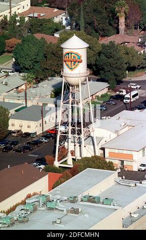 Aktenfoto vom 20. Dezember 2000 von Warner Bros Studios in Burbank, Los Angeles, CA, USA. Warner Bros. Wird seine gesamte 2021 Schiefer von Filmen senden - einschließlich der Matrix 4, Dune, die Suicide Squad, Space Jam: A New Legacy, und Sopranos prequel The Many Saints of Newark - an HBO Max am selben Tag der jeweiligen Kinostart jedes Films. Der beispiellose Schritt, exklusive Kinoverteilungsfenster zu umgehen, wurde als Reaktion auf die Pandemie getan, die die meisten Kinos in den USA geschlossen hat. Foto von Lionel Hahn/ABACAPRESS.COM Stockfoto