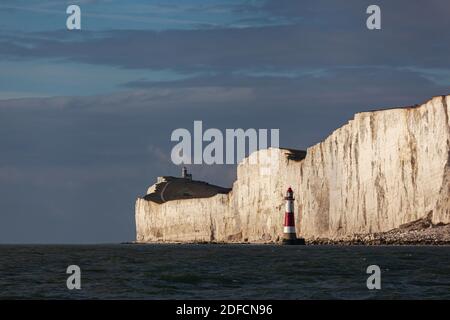 Beachy Head Lighthouse vom Meer aus gesehen Stockfoto