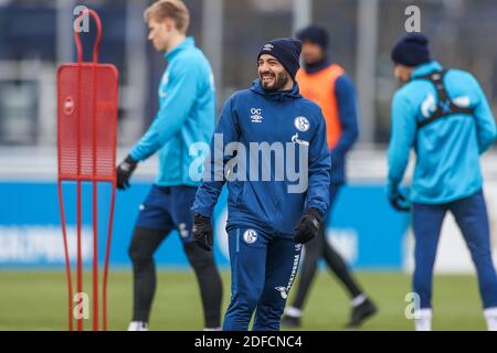 Stadt Gelsenkirchen, Deutschland. 03. Dez. 2020. firo: 04.12.2020, Fußball, 1. Bundesliga, Saison 2020/2021, FC Schalke 04, Training, Co-Coach Onur Cinel (FC Schalke 04) Quelle: dpa/Alamy Live News Stockfoto