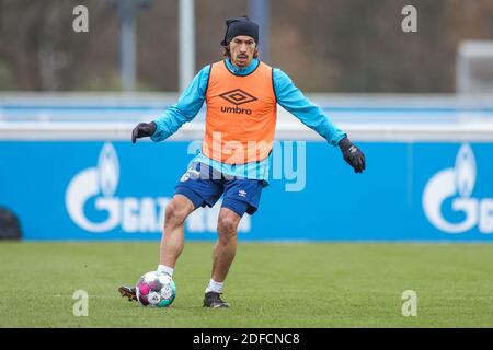 Stadt Gelsenkirchen, Deutschland. 03. Dez. 2020. firo: 04.12.2020, Fußball, 1.Bundesliga, Saison 2020/2021, FC Schalke 04, Training, Benjamin STAMBOULI (FC Schalke 04).Nutzung weltweit Credit: dpa/Alamy Live News Stockfoto