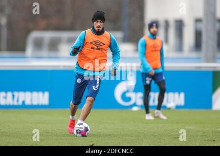 Stadt Gelsenkirchen, Deutschland. 03. Dez. 2020. firo: 04.12.2020, Fußball, 1. Bundesliga, Saison 2020/2021, FC Schalke 04, Training, Suat Serdar (FC Schalke 04) Quelle: dpa/Alamy Live News Stockfoto