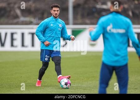 Stadt Gelsenkirchen, Deutschland. 2020. firo: 04.12.2020, Fußball, 1. Bundesliga, Saison 2020/2021, FC Schalke 04, Training, Kerim Calhanoglu (FC Schalke 04) Quelle: dpa/Alamy Live News Stockfoto