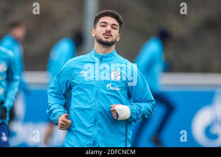 Stadt Gelsenkirchen, Deutschland. 2020. firo: 04.12.2020, Fußball, 1. Bundesliga, Saison 2020/2021, FC Schalke 04, Training, Kerim Calhanoglu (FC Schalke 04) Quelle: dpa/Alamy Live News Stockfoto