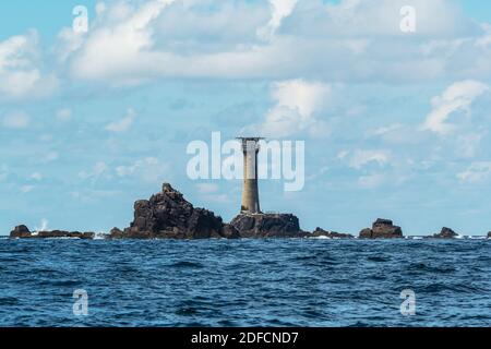 Langschiff Leuchtturm - Lands End - Cornwall - Blick aus Das Meer Stockfoto