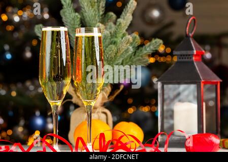 Zwei Gläser Wein mit Weihnachtsdekor im Hintergrund. Weihnachtsfeier Stockfoto