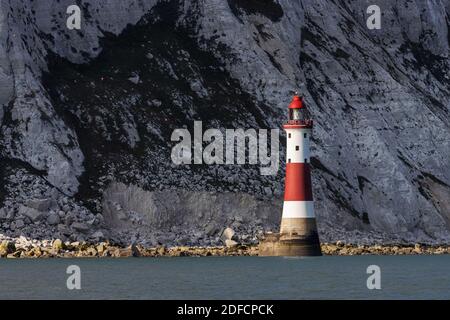 Beachy Head Lighthouse vom Meer aus gesehen Stockfoto