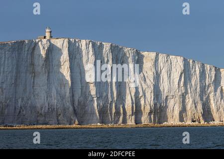 East Sussex: Belle Tout Leuchtturm auf hohen Klippen über Meer und Strand Stockfoto