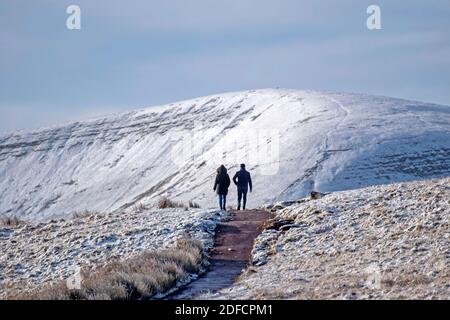 Hirwaun, Großbritannien. Dezember 2020. Leute unterwegs auf dem Weg, der von Story Arms zur Spitze von Pen y Fan führt, bedeckten die Brecon Beacons im Schnee, da das Wetter viel kälter wird. Quelle: Phil Rees/Alamy Live News Stockfoto