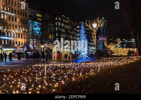 Helsinki, Finnland 30. November 2020 Nacht Stadt zu Weihnachten. Hochwertige Fotos Stockfoto