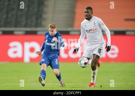 Klein gegen groß: Kilian LUDEWIG (GE, l.) Im Einsatz gegen Marcus THURAM (MG); Spielszene; Fußball 1. Bundesliga, 9. Spieltag, Borussia Mönchengladbach (MG) - FC Schalke 04 (GE) 4:1, am 28. November 2020 in Borussia Mönchengladbach/Deutschland. Die DFL-Vorschriften verbieten die Verwendung von Fotos als Bildsequenzen und/oder quasi-Video weltweit Stockfoto