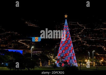 Farbenfroher Weihnachtsbaum im Zentrum von Funchal City, Madeira Island, Portugal. Stockfoto