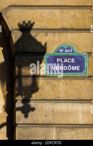 STRASSENSCHILD, PLACE VENDOME UND DER SCHATTEN EINES LAMPPOST, 1. ARRONDISSEMENT, PARIS, FRANKREICH Stockfoto