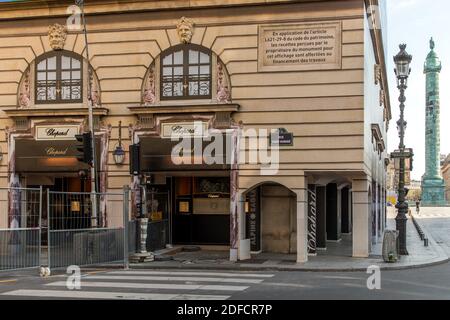 TROMPE L'OEIL PLANE WÄHREND DER RENOVIERUNG DER FASSADE VON CHOPARD JUWELIERE, RUE SAINT HONORE, PLACE VENDOME, 1. ARRONDISSEMENT, PARIS, FRANKREICH Stockfoto