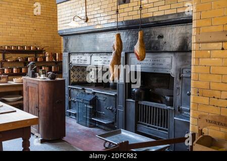 In der Küche von Cragside House, einem viktorianischen Landhaus in der Nähe von Rothbury, England, Großbritannien Stockfoto