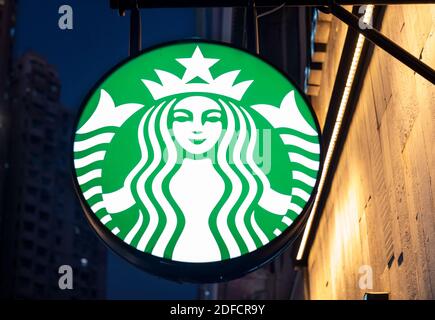 Amerikanischen multinationalen Kette Starbucks Kaffee Logo in Hong Kong gesehen. Stockfoto