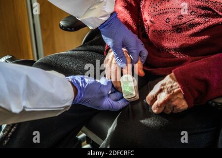 DIE BETREUUNG VON FERNANDA, EINER ÄLTEREN FRAU IN IHREM ZUHAUSE, DIE COVID 19 ERHALTEN SOLL, DURCH EIN TEAM FREIBERUFLICHER KRANKENSCHWESTERN AUS DER ABTEILUNG BIEN VIEILLIR (WACHSENDER BRUNNEN), VILLENEUVE SAINT GEORGES (94) Stockfoto