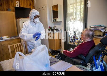 DIE BETREUUNG VON FERNANDA, EINER ÄLTEREN FRAU IN IHREM ZUHAUSE, DIE COVID 19 ERHALTEN SOLL, DURCH EIN TEAM FREIBERUFLICHER KRANKENSCHWESTERN AUS DER ABTEILUNG BIEN VIEILLIR (WACHSENDER BRUNNEN), VILLENEUVE SAINT GEORGES (94) Stockfoto