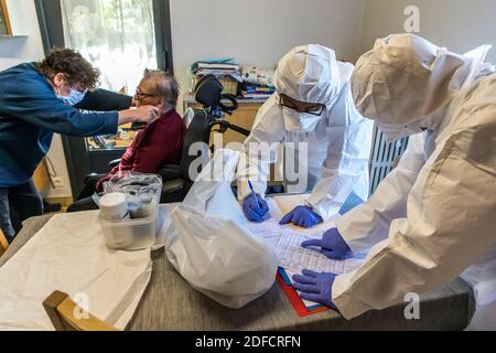 DIE BETREUUNG VON FERNANDA, EINER ÄLTEREN FRAU IN IHREM ZUHAUSE, DIE COVID 19 ERHALTEN SOLL, DURCH EIN TEAM FREIBERUFLICHER KRANKENSCHWESTERN AUS DER ABTEILUNG BIEN VIEILLIR (WACHSENDER BRUNNEN), VILLENEUVE SAINT GEORGES (94) Stockfoto