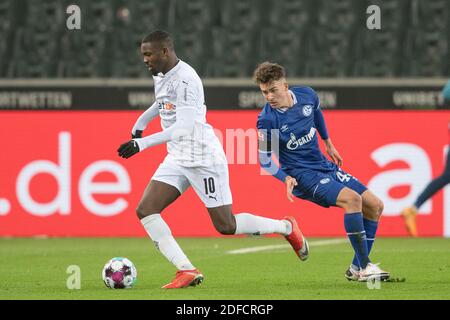 Marcus THURAM (MG, l.) Verlässt Matthew HOPPE (GE) die Afterseheni; Aktion; Fußball 1. Bundesliga, 9. Spieltag, Borussia Monchengladbach (MG) - FC Schalke 04 (GE) 4: 1, am 28. November 2020 in Borussia Monchengladbach/Deutschland. Die DFL-Vorschriften verbieten die Verwendung von Fotos als Bildsequenzen und/oder quasi-Video weltweit Stockfoto