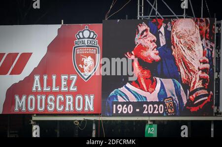 Die Abbildung zeigt eine Hommage an Diego Maradona beim Start des Jupiler Pro League-Spiels zwischen Royal Excel Mouscron und Club Brugge KV, Samstag, 28. November 2020 in Mouscron, am Tag 14 der "Jupiler Pro League" erste Division der belgischen Fußballmeisterschaft. BELGA FOTO VIRGINIE LEFOUR Stockfoto