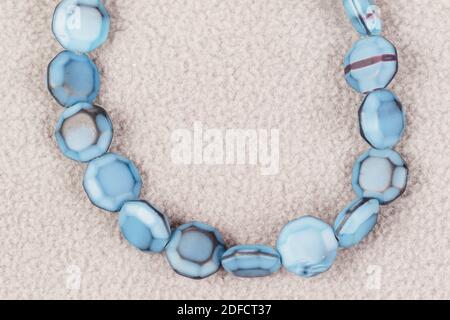 Ständer aus runden blauen Perlen für die Kreation von Schmuck Stockfoto