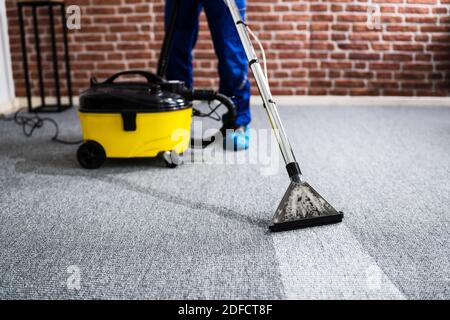 Putzteppich Für Hausmeister Mit Staubsauger Zu Hause Stockfoto