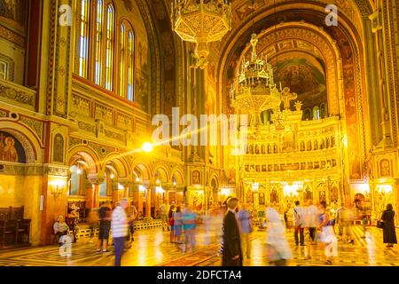 Timisoara, Banat, Rumänien - 06. Juni 2015: Lange Exposition auf dem Inneren der alten orthodoxen Kathedrale mit goldenen Verzierungen und hängenden vergoldeten Ornament Stockfoto