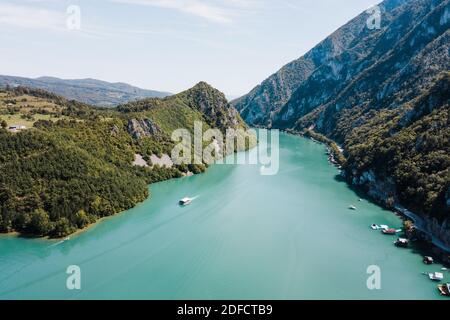 Luftaufnahme des Perucac-Sees am Fluss Drina Stockfoto