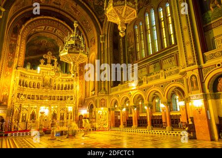 Timisoara, Banat, Rumänien - 06. Juni 2015: Lange Exposition auf dem Inneren der alten orthodoxen Kathedrale mit goldenen Verzierungen und hängenden vergoldeten Ornament Stockfoto