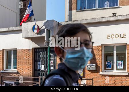 ILLUSTRATION RÜCKKEHR ZUR SCHULE, WIEDERERÖFFNUNG DER SCHULEN NACH DER INHAFRATION WÄHREND DER COVID 19 PANDEMIE, CHARENTON LE PONT, ILE DE FRANCE, FRANKREICH, EUROPA Stockfoto