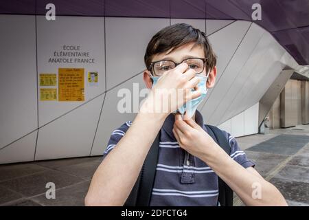 ILLUSTRATION RÜCKKEHR ZUR SCHULE, WIEDERERÖFFNUNG DER SCHULEN NACH DER INHAFRATION WÄHREND DER COVID 19 PANDEMIE, CHARENTON LE PONT, ILE DE FRANCE, FRANKREICH, EUROPA Stockfoto