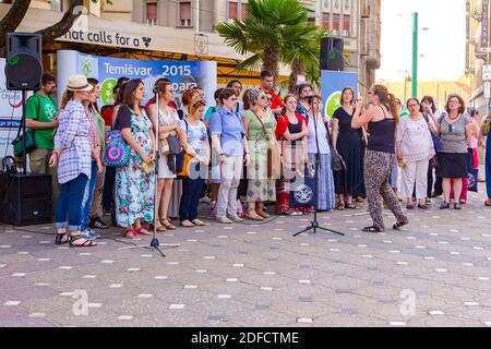 Timisoara, Banat, Rumänien - 06. Juni 2015: Chor „Ehrwürdiger Raphael von Banat“ („Prepodobni Rafael banatski“) aus Zrenjanin singt im Freien Stockfoto