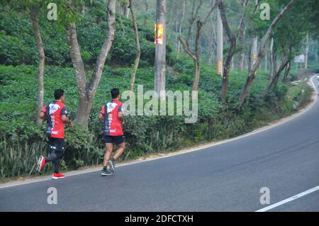 Sylhet, Bangladesch. Dezember 2020. Der 'Brandslencer Sylhet Halbmarathon 2020' wurde zum ersten Mal in Sylhet organisiert. Teilnehmer im Alter von 13 bis 60 Jahren aus dem ganzen Land nahmen am Halbmarathon Teil, der von der Sylhet Runners Community organisiert wurde. Kredit: Majority World CIC/Alamy Live Nachrichten Stockfoto