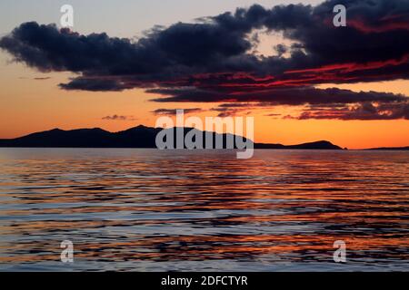 Sonnenuntergang über Arran vom Prestwick Beach. Ayrshire, Schottland, Großbritannien Reflexionen und Hochglanzgefühl .die Insel Arran, Schottland, Großbritannien. Bekannt als der schlafende Riese wegen seiner Umrisse besonders von der Ayrshire Küste aus gesehen. Stockfoto