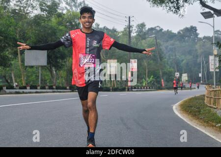 Sylhet, Bangladesch. Dezember 2020. Der 'Brandslencer Sylhet Halbmarathon 2020' wurde zum ersten Mal in Sylhet organisiert. Teilnehmer im Alter von 13 bis 60 Jahren aus dem ganzen Land nahmen am Halbmarathon Teil, der von der Sylhet Runners Community organisiert wurde. Kredit: Majority World CIC/Alamy Live Nachrichten Stockfoto