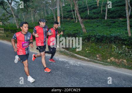 Sylhet, Bangladesch. Dezember 2020. Der 'Brandslencer Sylhet Halbmarathon 2020' wurde zum ersten Mal in Sylhet organisiert. Teilnehmer im Alter von 13 bis 60 Jahren aus dem ganzen Land nahmen am Halbmarathon Teil, der von der Sylhet Runners Community organisiert wurde. Kredit: Majority World CIC/Alamy Live Nachrichten Stockfoto