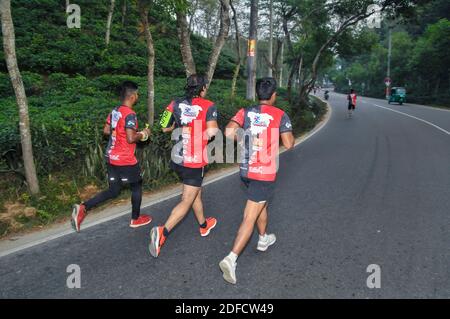 Sylhet, Bangladesch. Dezember 2020. Der 'Brandslencer Sylhet Halbmarathon 2020' wurde zum ersten Mal in Sylhet organisiert. Teilnehmer im Alter von 13 bis 60 Jahren aus dem ganzen Land nahmen am Halbmarathon Teil, der von der Sylhet Runners Community organisiert wurde. Kredit: Majority World CIC/Alamy Live Nachrichten Stockfoto