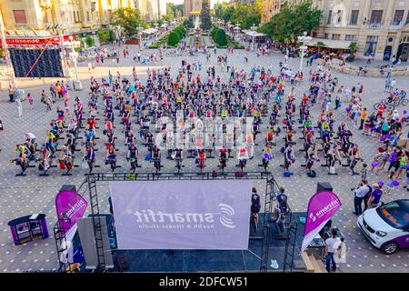 Timisoara, Banat, Rumänien - 06. Juni 2015: Blick von oben auf eine Gruppe von Menschen, die beim öffentlichen Training im Freien an Heimtrainern trainieren. Stockfoto