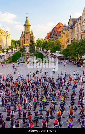 Timisoara, Banat, Rumänien - 06. Juni 2015: Blick von oben auf Gruppe von Menschen, die auf Heimtrainer bei öffentlichen Outdoor-Training, Kathedrale in Stockfoto